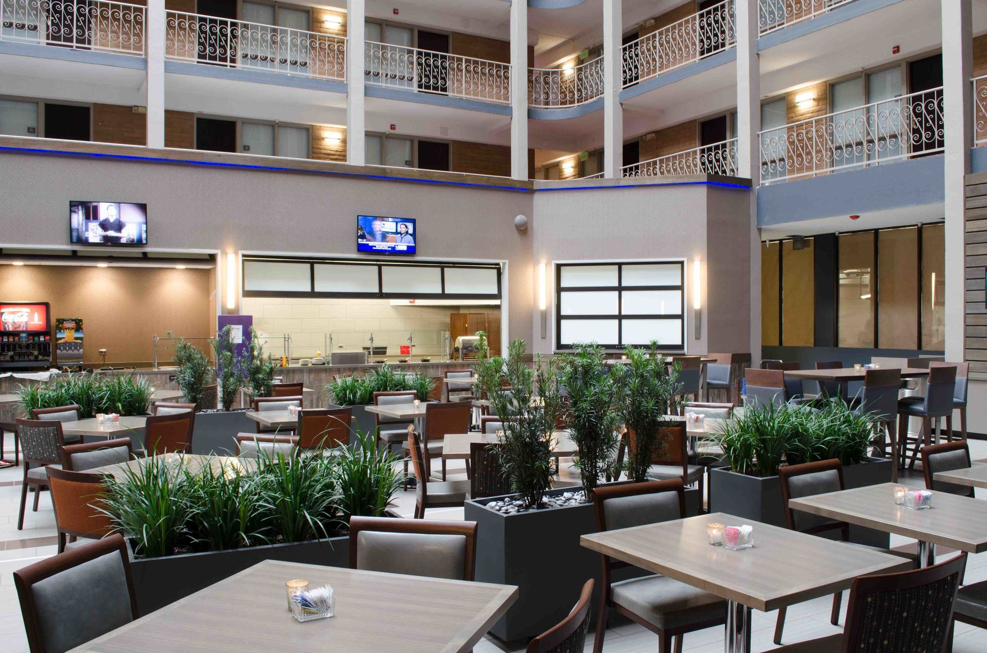 Embassy Suites By Hilton Denver Central Park Restaurant bilde